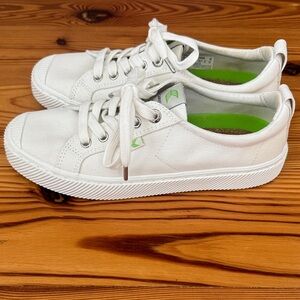 EUC Cariuma White Canvas Oca Low Sneakers Green Accents Size Women’s 8.5 Mens 8